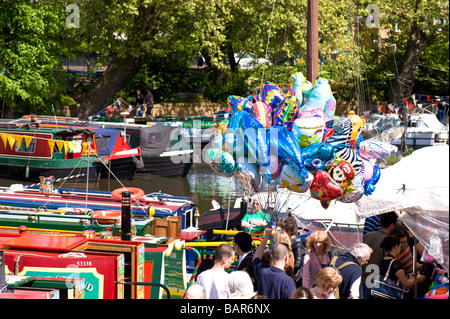 Decorate strette barche ormeggiate sul Regents Canal in "Piccola Venezia" durante la Cavalcata Canalway, London, Regno Unito Foto Stock