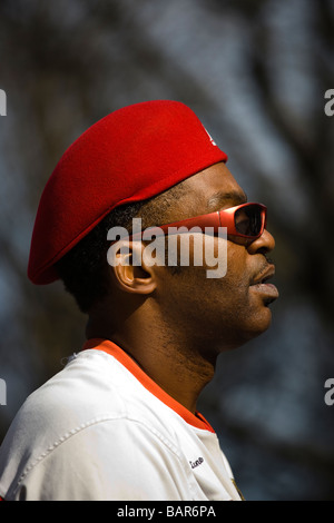 Uomo nero che stava facendo rompere in ballo nel Central Park di New York STATI UNITI D'AMERICA Foto Stock