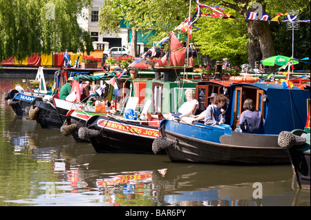 Decorate strette barche ormeggiate sul Regents Canal in "Piccola Venezia" durante la Cavalcata Canalway, London, Regno Unito Foto Stock