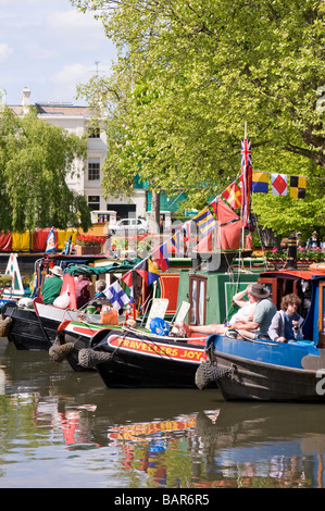 Decorate strette barche ormeggiate sul Regents Canal in "Piccola Venezia" durante la Cavalcata Canalway, London, Regno Unito Foto Stock