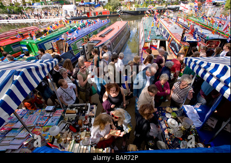 Occupato sul marciapiede di stallo di mercato da canal la vendita di oggetti di antiquariato e di altri elementi, "piccola Venezia" W9 London Regno Unito Foto Stock