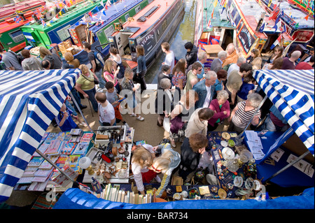 Occupato sul marciapiede di stallo di mercato da canal la vendita di oggetti di antiquariato e di altri elementi, "piccola Venezia" W9 London Regno Unito Foto Stock