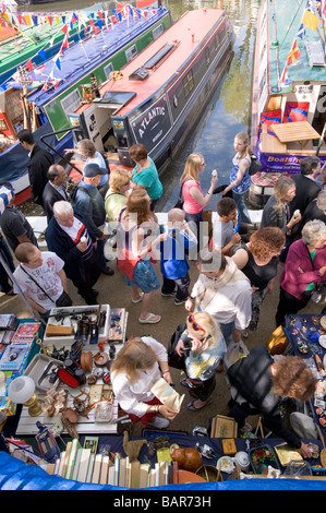 Occupato sul marciapiede di stallo di mercato da canal la vendita di oggetti di antiquariato e di altri elementi, "piccola Venezia" W9 London Regno Unito Foto Stock