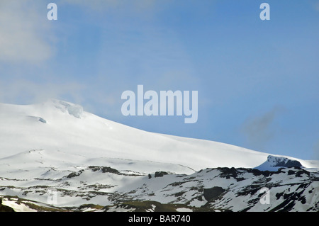 Profilo di zoom dell'estremità orientale del ghiaccio Eyjafjallajokull Cappuccio, bianco splendente contro un cielo blu, Eyjafjoll, Sud dell'Islanda Foto Stock