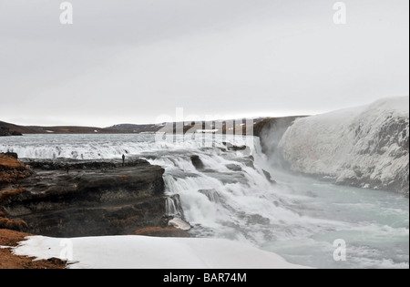 La Cascata di Gullfoss, nel sud-ovest dell'Islanda: un ampio angolo di visualizzazione del primo, 11m alto passo nel flusso del Fiume Hvita Foto Stock