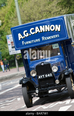 Blue 1934 Bedford WLG Luton van con post-guerra 2 Ton van corpo durante la vendemmia veicolo commerciale rally, Brighton. Foto Stock