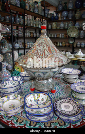 Decorazione ceramica marocchino compresi gli ingredienti di base di una tagine e piastre per la vendita in "Arte Naji'' fabbrica di ceramiche shop, Fes el-Bali, Fes, Marocco Foto Stock