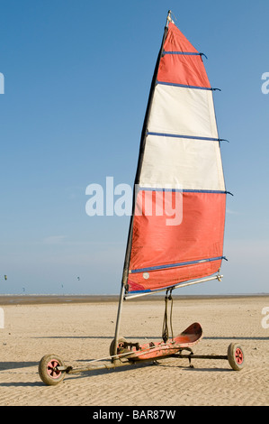 Una terra Kirrawee yacht si siede sulla spiaggia Greatstone, Kent alla fine di una giornata d'estate Foto Stock