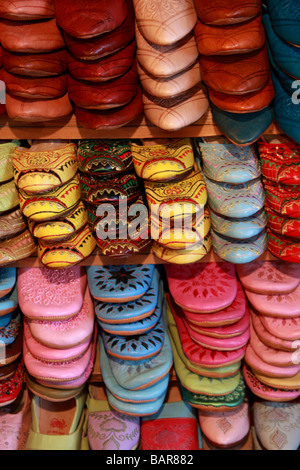 Cuoio marocchino babouches sandali/pantofole per la vendita in conceria Chouwara shop nella medina di Fes el-Bali, Fes, Marocco Foto Stock