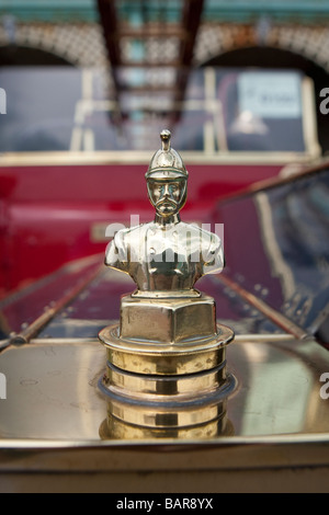 Ottone ornamento del radiatore nella forma del vigile del fuoco su 1914 Dennis tipo N / pompa di fuoriuscire durante la vendemmia veicolo commerciale rally Foto Stock