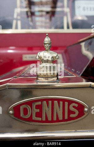 Ottone ornamento del radiatore nella forma del vigile del fuoco su 1914 Dennis tipo N / pompa di fuoriuscire durante la vendemmia veicolo commerciale rally. Foto Stock