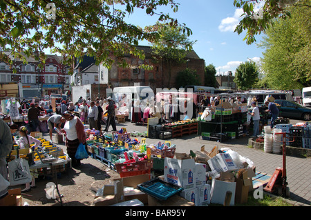 Gli amanti dello shopping a mercoledì in strada della Chiesa nel mercato Willesden, London, England, Regno Unito Foto Stock