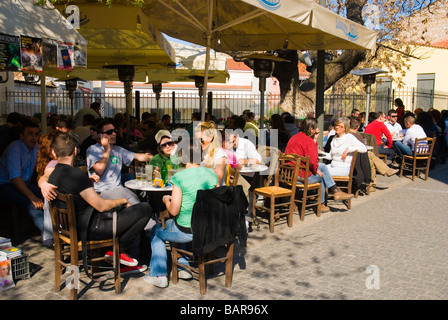 Terrazze dei bar nel quartiere Plaka di Atene Grecia Europa Foto Stock