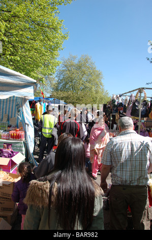 Gli amanti dello shopping a mercoledì in strada della Chiesa nel mercato Willesden, London, England, Regno Unito Foto Stock