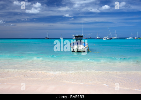 Barca alla spiaggia di ciottoli, sulla costa ovest di Barbados, 'West Indies' Foto Stock