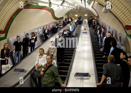 Affollato di scale mobili, London Underground di Londra, Inghilterra Foto Stock