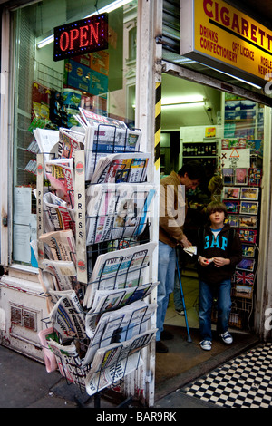 Rack di giornale al di fuori di un giornalaio, Soho, London, England, Regno Unito Foto Stock