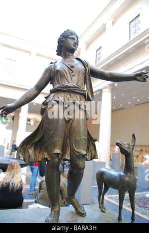 Statua di bronzo di Artemis (Diana) e un cervo a New York al Metropolitan Museum of Art Foto Stock