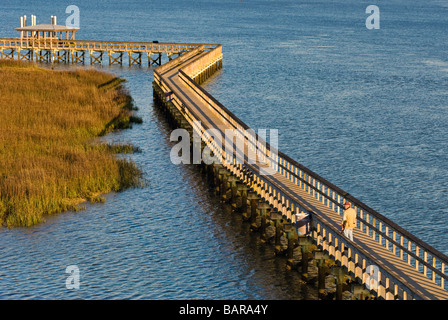 Il Port Royal Boardwalk e torre di osservazione si estende oltre le rive del fiume Beaufort e batteria Creek per via navigabile Foto Stock