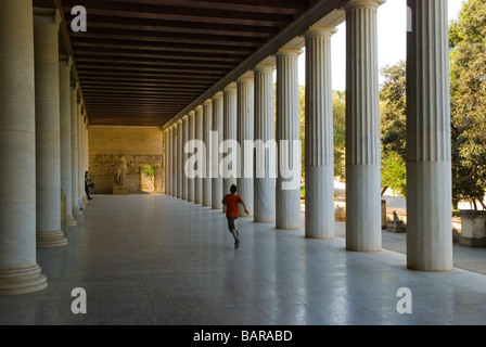 Stoa di Attalos ospita oggi il museo di Antica Agora nel quartiere Plaka di Atene Grecia Europa Foto Stock