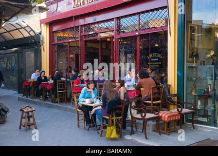 Cafe accanto al mercato delle pulci di Monastiraki ad Atene in Grecia Europa Foto Stock