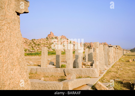 Le antiche rovine di colonne, Hampi Bazaar, Hampi, Karnataka, India Foto Stock