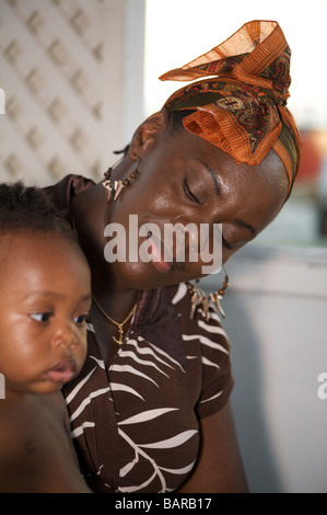 Nativa delle Barbados madre mostra affetto al suo bambino Foto Stock