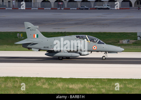 Aerei militari e aviazione. BAE Systems Hawk 132 aereo allenatore della forza aerea indiana che tassano sulla pista prima del volo Foto Stock