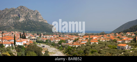 Una vista panoramica fatta di due foto di cucito della storica città di Leonidio nel Peloponneso Grecia Foto Stock