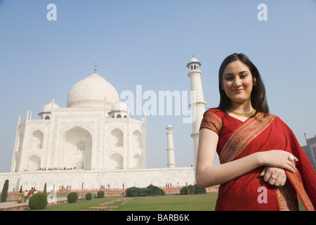 La donna in piedi di fronte a un mausoleo, Taj Mahal, Agra, Uttar Pradesh, India Foto Stock