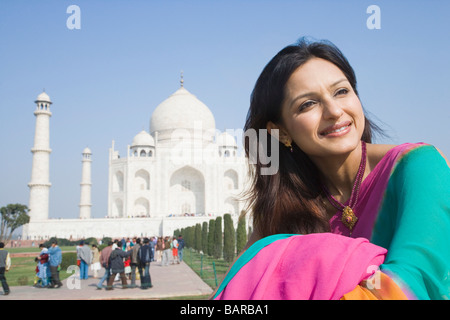 Donna con mausoleo in background, Taj Mahal, Agra, Uttar Pradesh, India Foto Stock