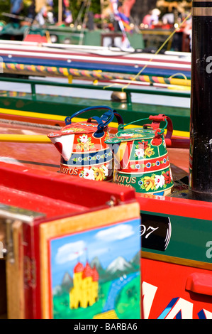 Decorate strette barche ormeggiate sul Regents Canal in "Piccola Venezia" durante la Cavalcata Canalway, London, Regno Unito Foto Stock