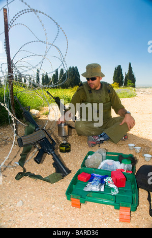 Israele Cisgiordania israeliani soldato di riserva per la preparazione di caffè a piacere durante il servizio attivo Foto Stock