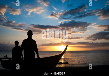 I pescatori sulla spiaggia al tramonto Foto Stock