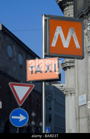 Vari segni nel centro di Milano Italia Foto Stock