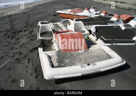 Molti pedalo imbarcazioni turistiche lavato sulla spiaggia a bassa stagione Foto Stock