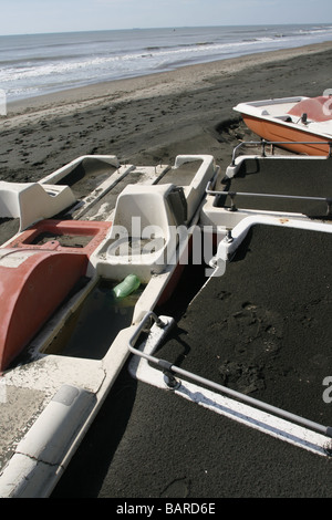 Molti pedalo imbarcazioni turistiche lavato sulla spiaggia a bassa stagione Foto Stock