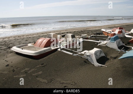 Molti pedalo imbarcazioni turistiche lavato sulla spiaggia a bassa stagione Foto Stock