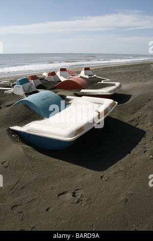 Molti pedalo imbarcazioni turistiche lavato sulla spiaggia a bassa stagione Foto Stock