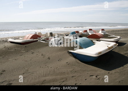 Molti pedalo imbarcazioni turistiche lavato sulla spiaggia a bassa stagione Foto Stock