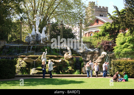 Il bianco italiano statue in marmo di ninfe marine in York House Gardens Twickenham London REGNO UNITO Foto Stock