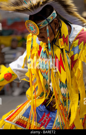 Ballerino maschio durante la riunione delle Nazioni Powwow ad Albuquerque, Nuovo Messico Foto Stock