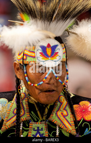 Ballerino maschio durante la riunione delle Nazioni Powwow ad Albuquerque, Nuovo Messico Foto Stock