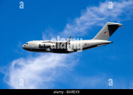 Una C-17 Globemaster militari da trasporto aereo in volo Foto Stock