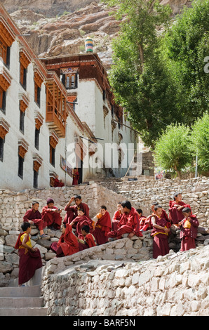 Giovani monaci buddisti fuori da Hemis Gompa in Ladakh, India Foto Stock