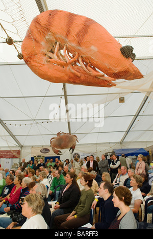 Food Festival Aldeburgh Food Fair, Il pubblico guarda la dimostrazione della testa di un gambero di gambero inglese mâché. Snape, Maltings, Suffolk 2009 2000s UK Foto Stock