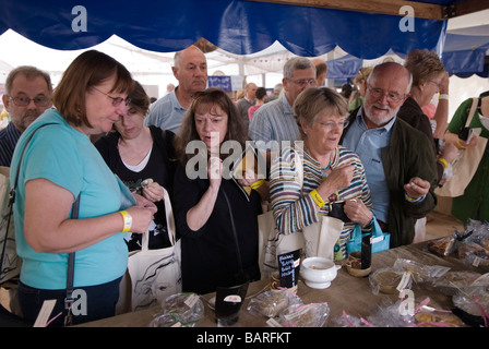 Food Festival UK Aldeburgh Food Fair, festival presso lo Snape Maltings Suffolk gli amanti del buon cibo assaggiano i prodotti britannici del 2009 2000 nel Regno Unito HOMER SYKES Foto Stock