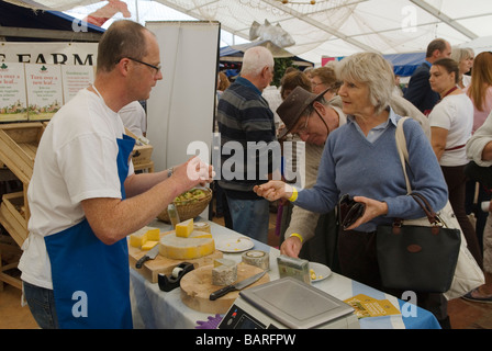 Food Festival UK Jason Salisbury Suffolk Farmhouse Cheese Aldeburgh Food Fair presso Snape Maltings Suffolk UK 2009 2000s England HOMER SYKES Foto Stock