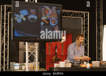 Tom Aikens chef, dimostrazione di cucina all'Aldeburgh Food Festival Fair presso Snape Maltings Suffolk UK 2009 2000s HOMER SYKES Foto Stock