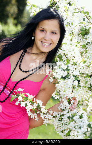 Bella Donna sorridente da Appletree Foto Stock